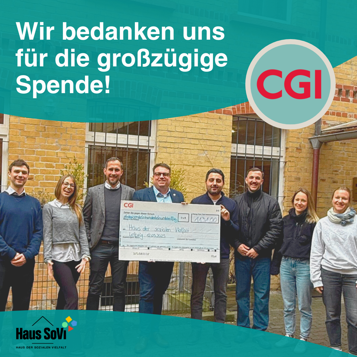 Eine Gruppe von MEnschen hält einen Übergroßen Spendenscheck mit einer Summe von 1131 Euro. Die Menschen lächeln und stehen in einer Reihe nebeneinander. Oben ist das Logo der Firma CGI abgebildet und eine Beschriftung die lautet "Wir bedanken uns für die großzügige Spende!".
